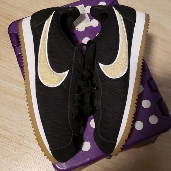 Nike Shoes - Nike classic sneakers